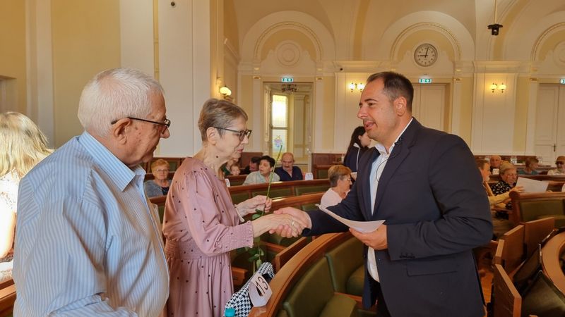 24 de cupluri orădene, premiate pentru 50 de ani de căsnicie