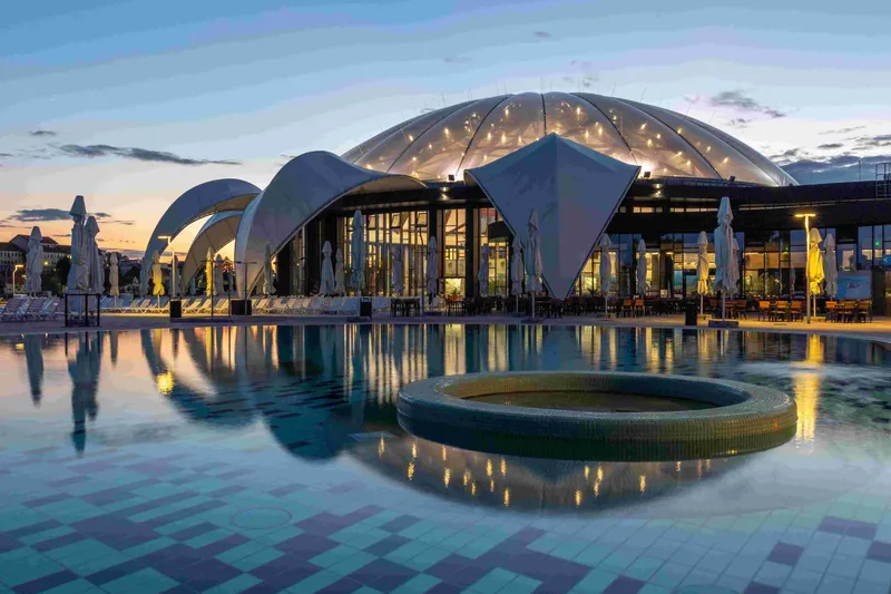 Aquapark Nymphaea Oradea — vedere de seară