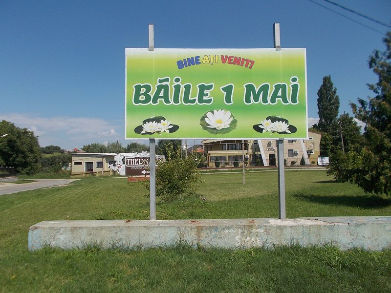 Panoul de bun venit la intrarea în stațiunea Băile 1 Mai