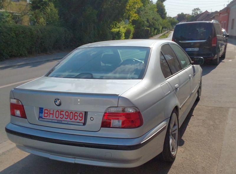 BMW abandonat cu numere false pe strada Louis Pasteur din Oradea