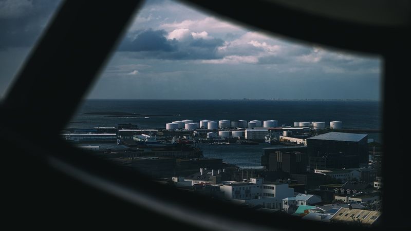 Terminal petrolier cu rezervoare lângă țărm