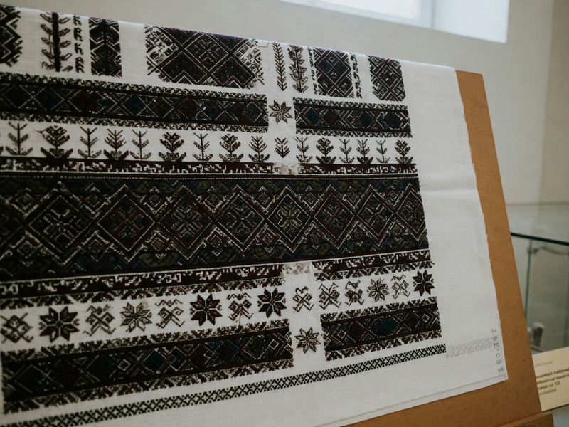 Cămașa tradițională din Crișana revine la viață: expoziție de amploare la Muzeul Țării Crișurilor