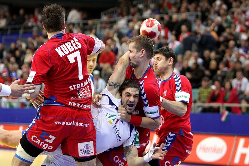 Meci de handbal în sală