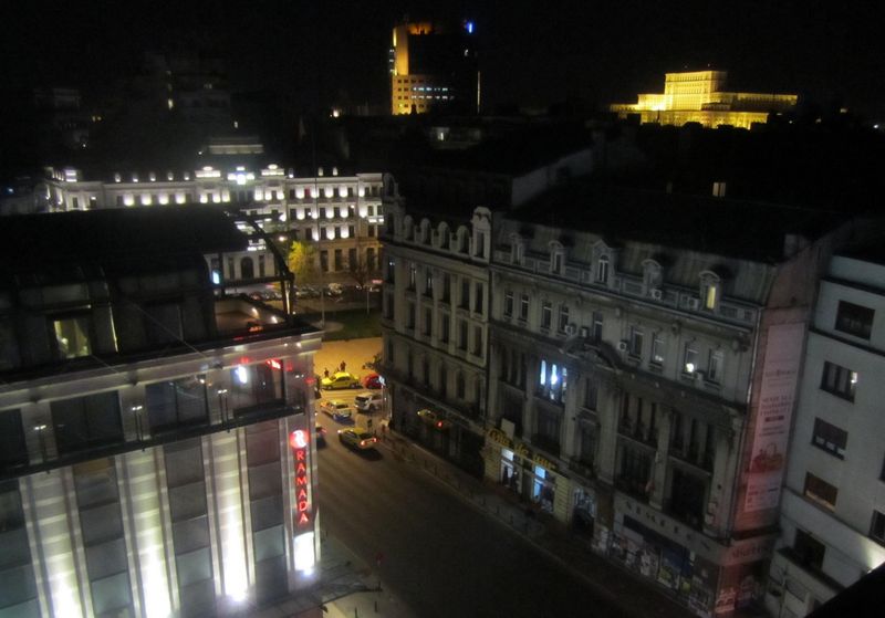 Palatul Parlamentului din București, văzut din Piața Universității