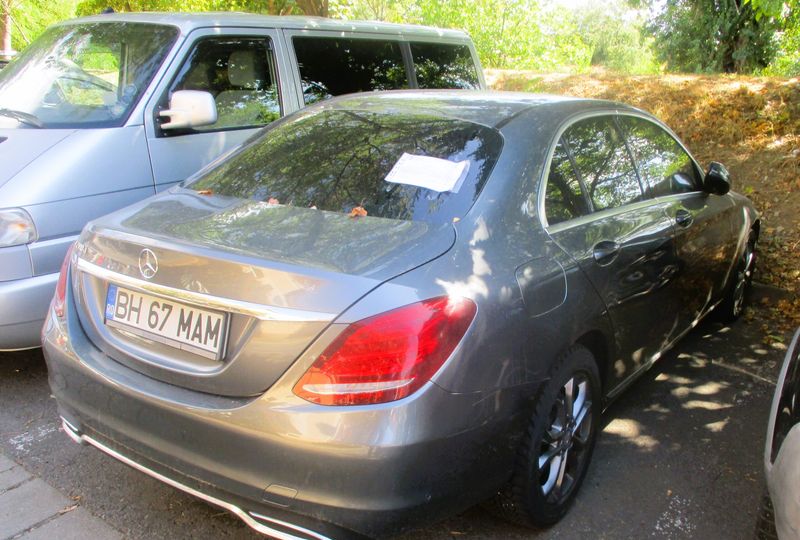 Mercedes abandonat pe Făgărașului, cu număr de înmatriculare al altei mașini