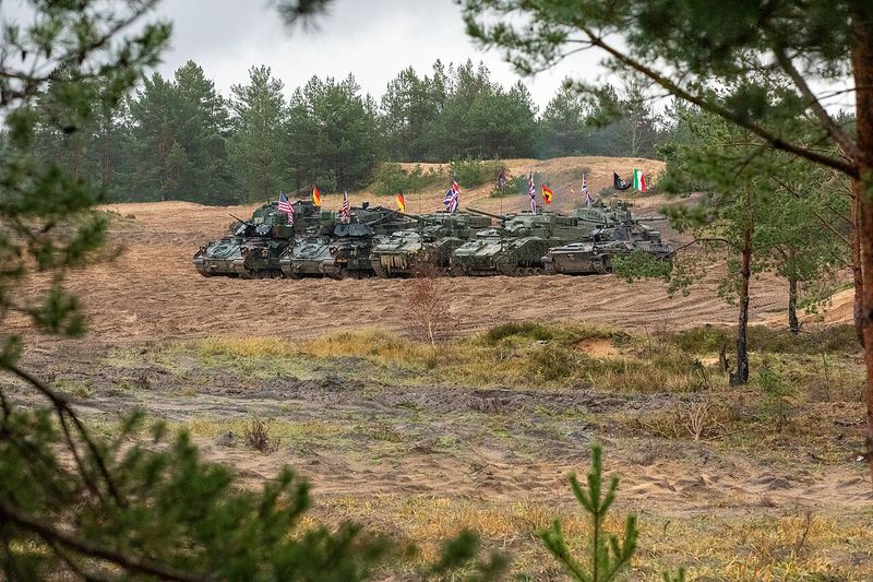 Militari NATO la un exercițiu comun