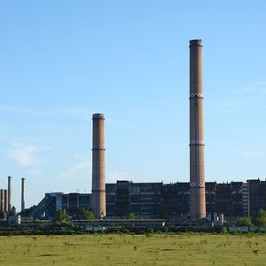 Centrala termoelectrică din Oradea, cu coșurile de fum, fotografiată în 2015