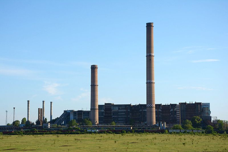 Centrala termoelectrică din Oradea, cu coșurile de fum, fotografiată în 2015