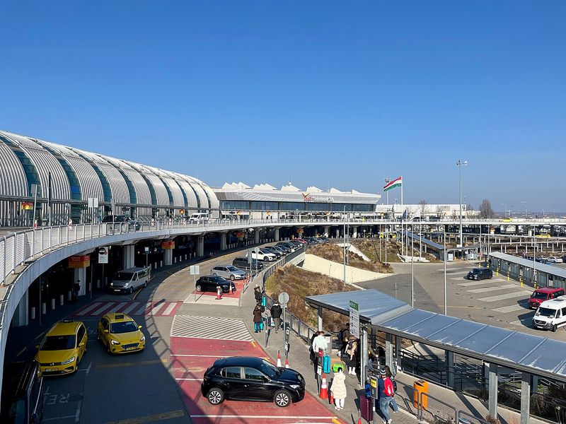 Terminalul 2 al Aeroportului Liszt Ferenc din Budapesta, văzut de pe pasarela spre parcare