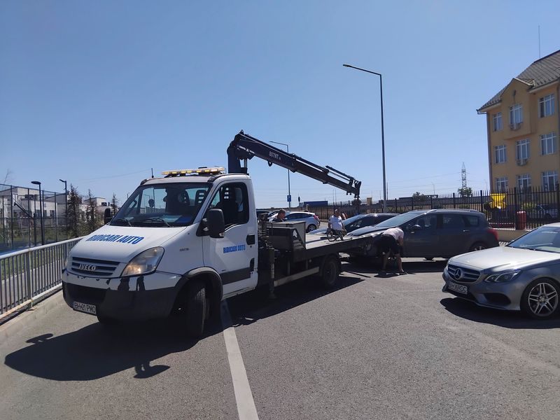 Peugeot cu numere străine, ridicat ca abandonat de pe Nicolae Șova