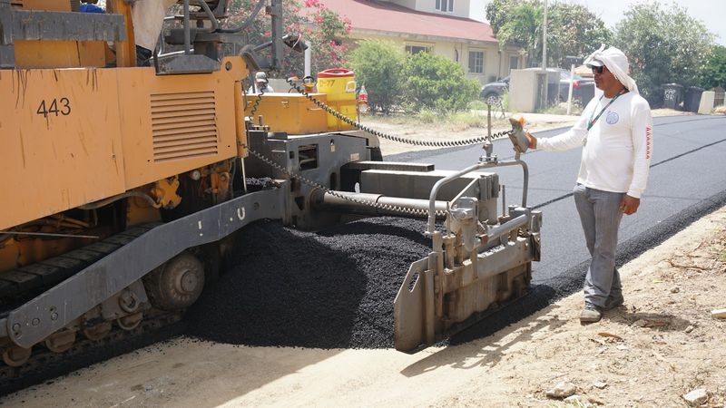 Șantier de asfaltare pe drum