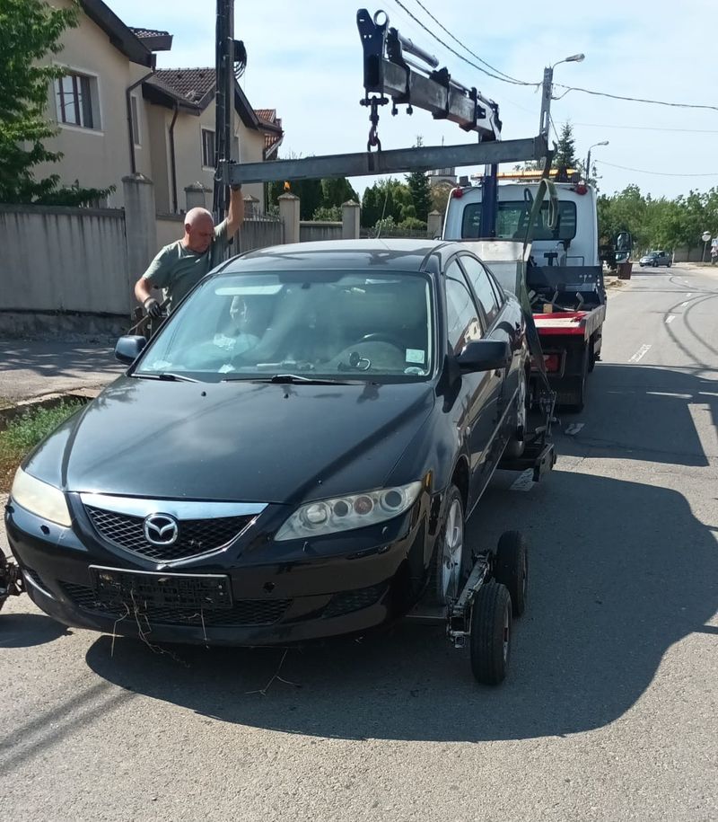 Poliția Locală Oradea ridică o Mazda abandonată de pe str. Apateului