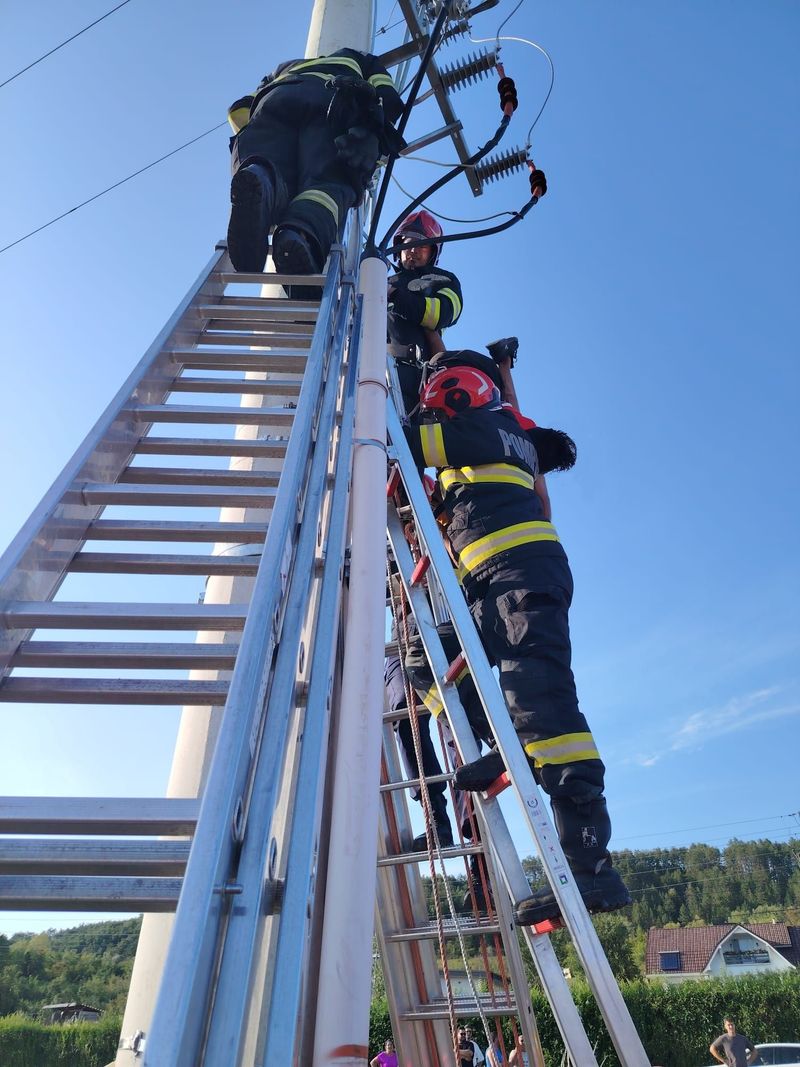 Pompierii bihoreni au salvat un copil din râpă și un bărbat electrocutat
