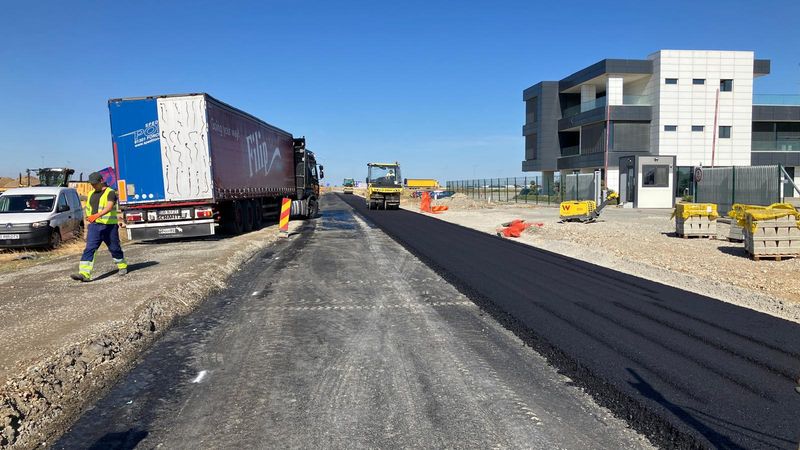 Primăria Oradea asfaltează abia acum o stradă din pietriș. Cost: 1,85 mil. lei