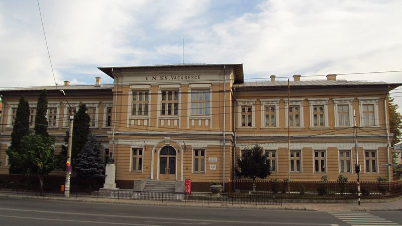 Fațada unui liceu din România