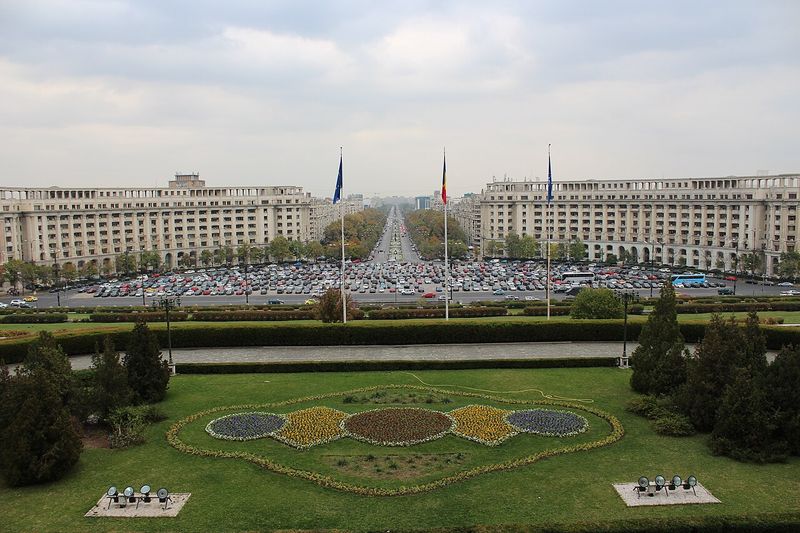 Palatul Parlamentului din București, vedere din față, clădirea unde se reunesc Camera Deputaților și Senatul
