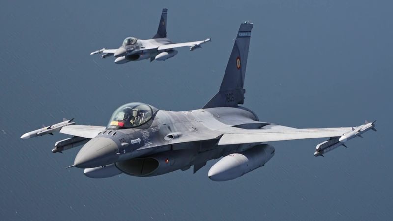 Două avioane F-16 ale Forțelor Aeriene Române în zbor