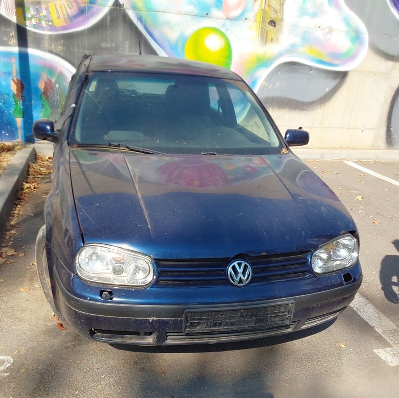 Volkswagen albastru fără numere, abandonat pe domeniul public din Oradea